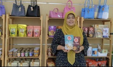 Berdaya Lewat Camilan Khas Daerah, Biji Ketapang TieNoer Raup Omzet Jutaan Rupiah