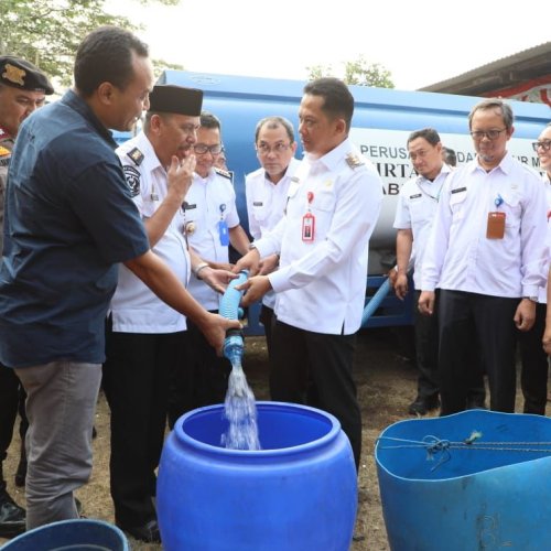 Terdampak Kekeringan, Perumdam TKR Salurkan Bantuan 150 Liter Air Bersih ke Masyarakat Desa Kohod, Pakuhaji