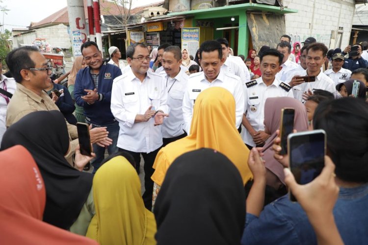 Pj Bupati Tangerang Tinjauan Pemasangan Sambungan Langganan Perumdam TKR di Teluknaga