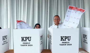 ‘Nyoblos’ di TPS 19 Lengkong Karya, Benyamin Ajak Masyarakat Tangsel untuk Gunakan Hak Pilihnya