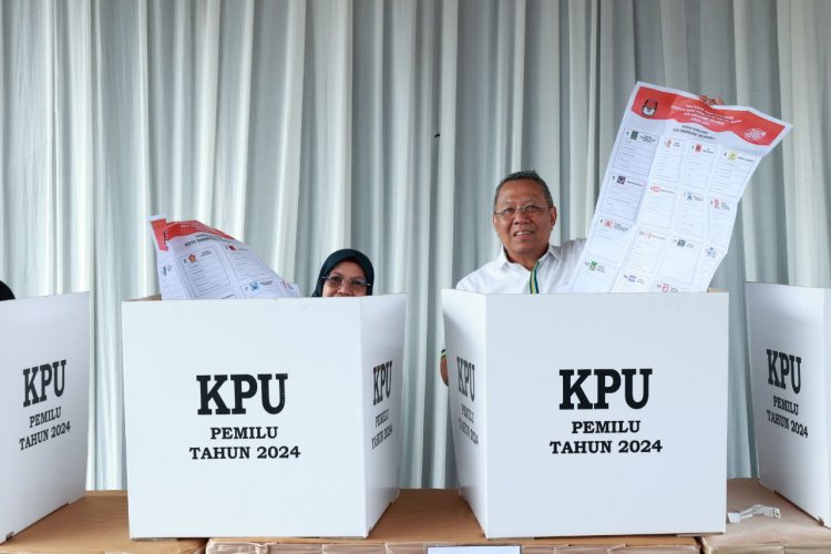 ‘Nyoblos’ di TPS 19 Lengkong Karya, Benyamin Ajak Masyarakat Tangsel untuk Gunakan Hak Pilihnya