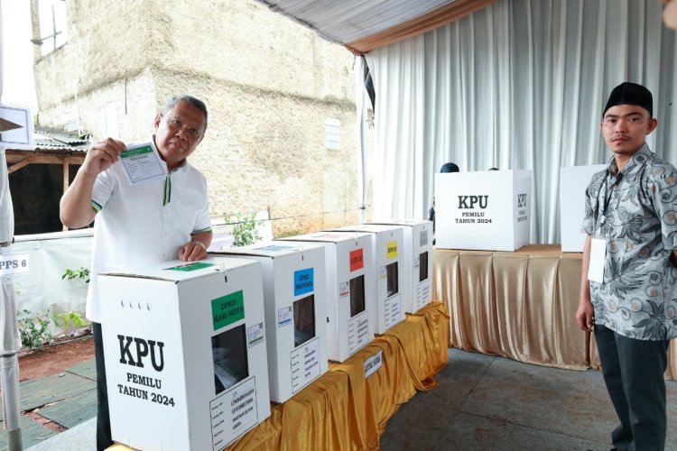 ‘Nyoblos’ di TPS 19 Lengkong Karya, Benyamin Ajak Masyarakat Tangsel untuk Gunakan Hak Pilihnya