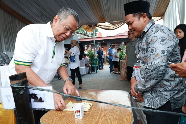 ‘Nyoblos’ di TPS 19 Lengkong Karya, Benyamin Ajak Masyarakat Tangsel untuk Gunakan Hak Pilihnya