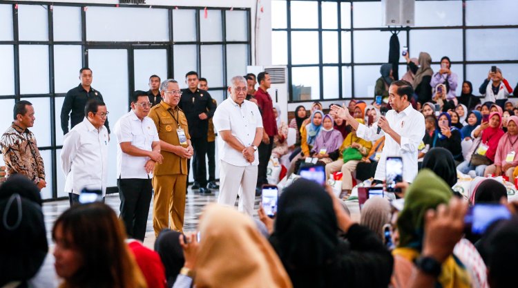 Benyamin Davnie Dampingi Presiden Jokowi Serahkan Bantuan Pangan di Tangsel